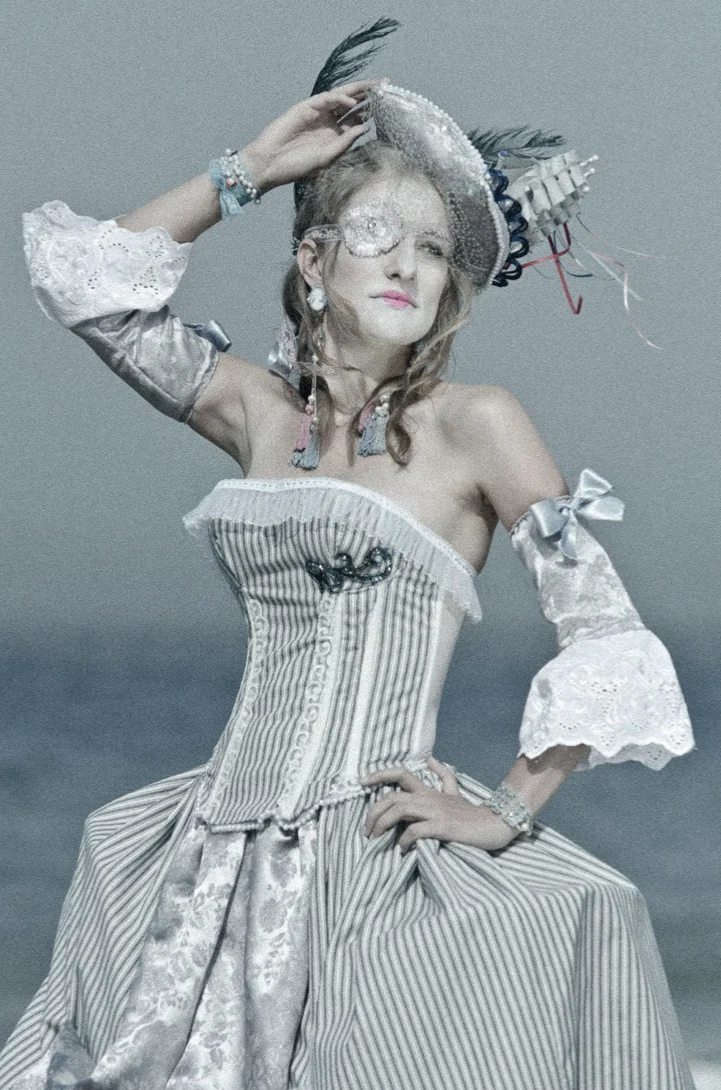 [titre à donner] robe XVIIIe sur la plage