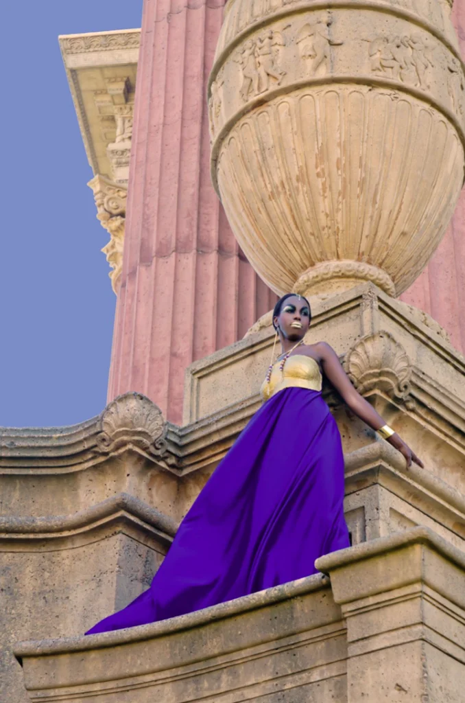 Femme en robe violette au pied d'une colonnade et d'une urne sculptée