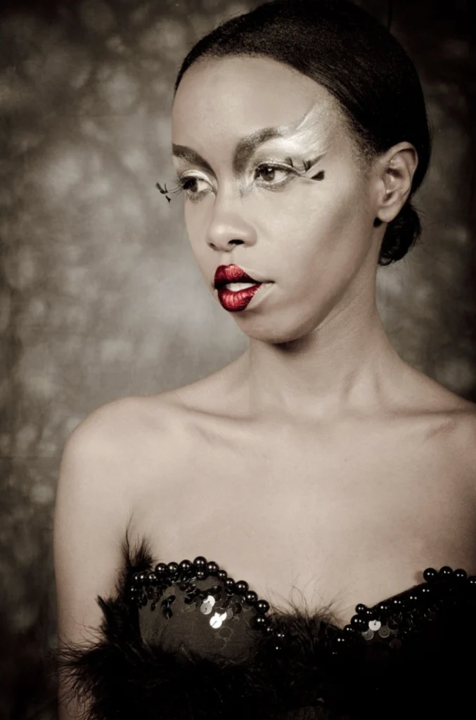 Portrait d'une femme au maquillage doré et bustier noir