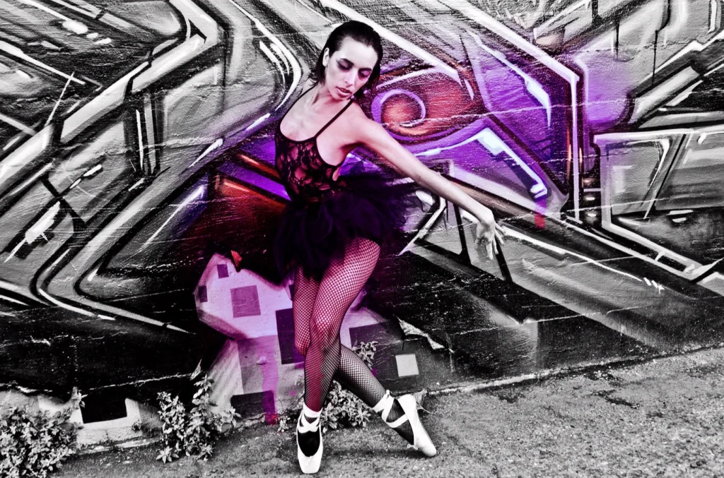 Ballerine en tutu violet sur fond de graffitis colorés