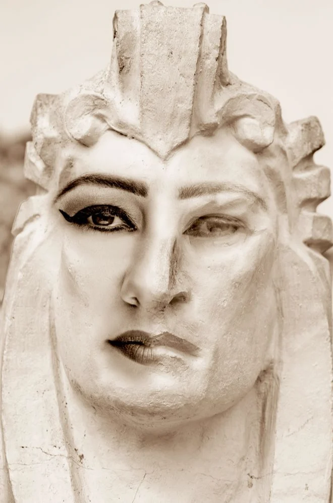 Visage sculpté d'une statue, tons sépia