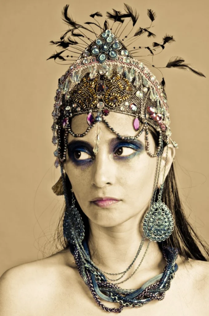 Portrait d'une femme coiffée d'une couronne orientale de plumes et de bijoux