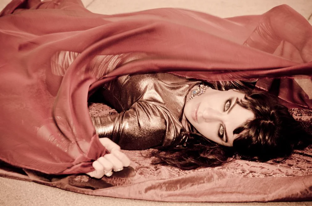 Femme allongée, enveloppée d'un drapé rouge