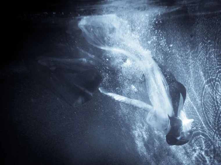 Silhouette floue en mouvement sous l'eau