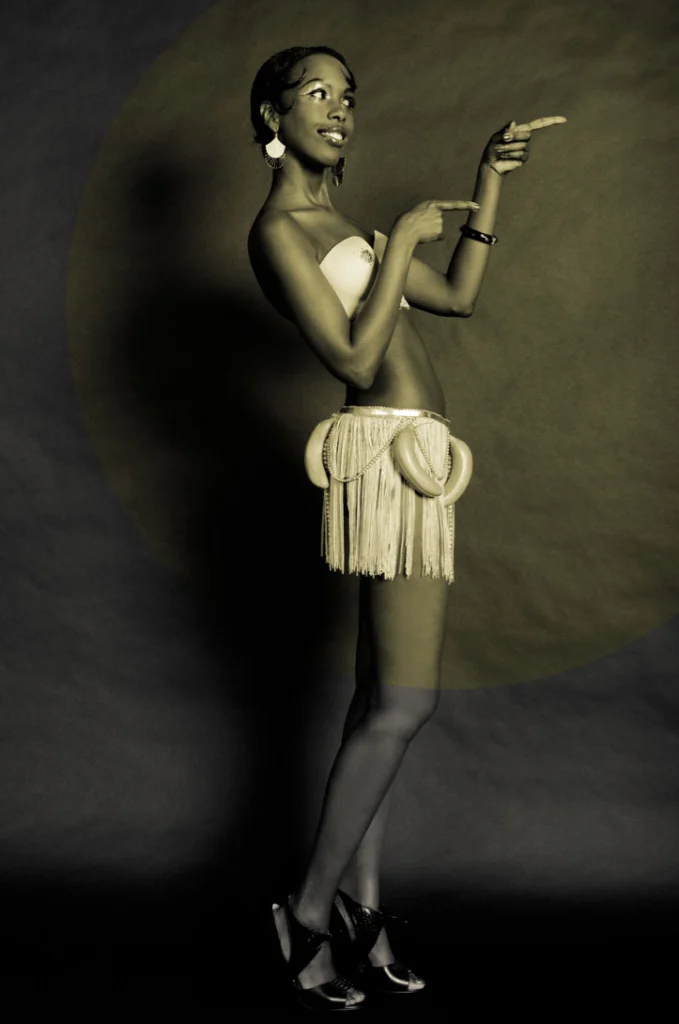 Femme en costume des années 1920 à franges, pointant du doigt