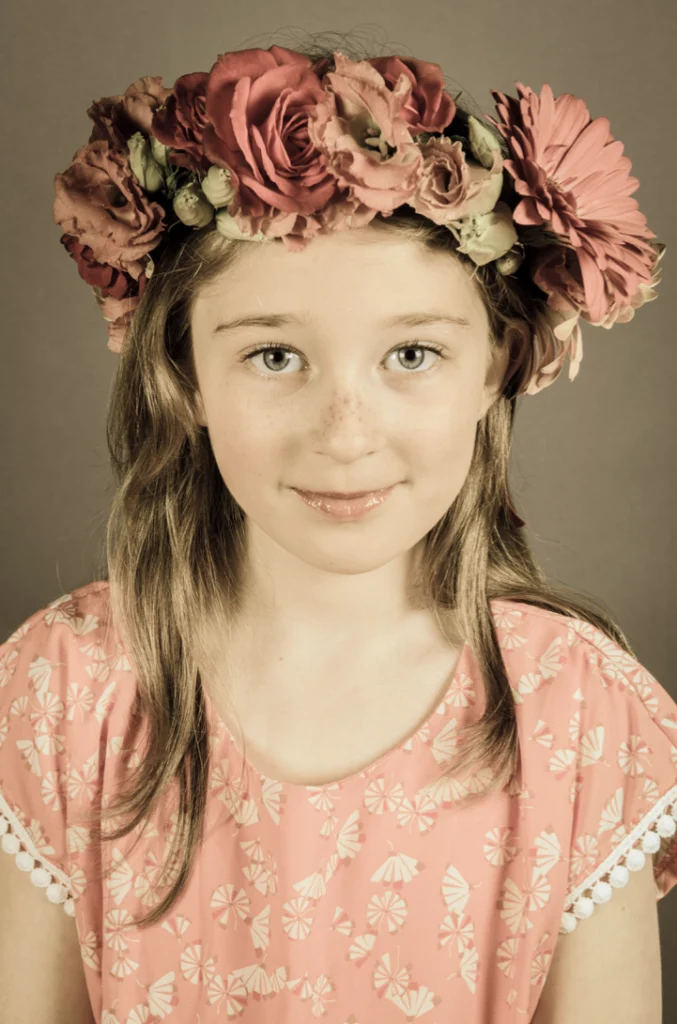 Portrait d'une fillette couronnée de fleurs roses