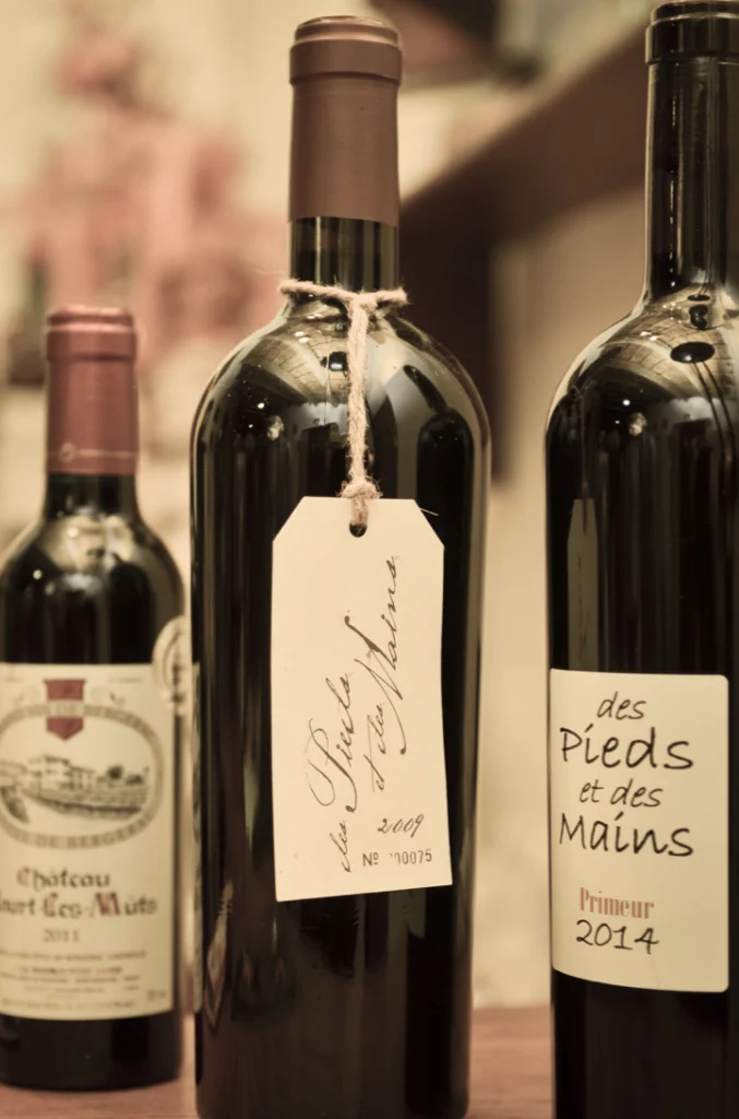 Bouteilles de vin étiquetées Des Pieds et des Mains