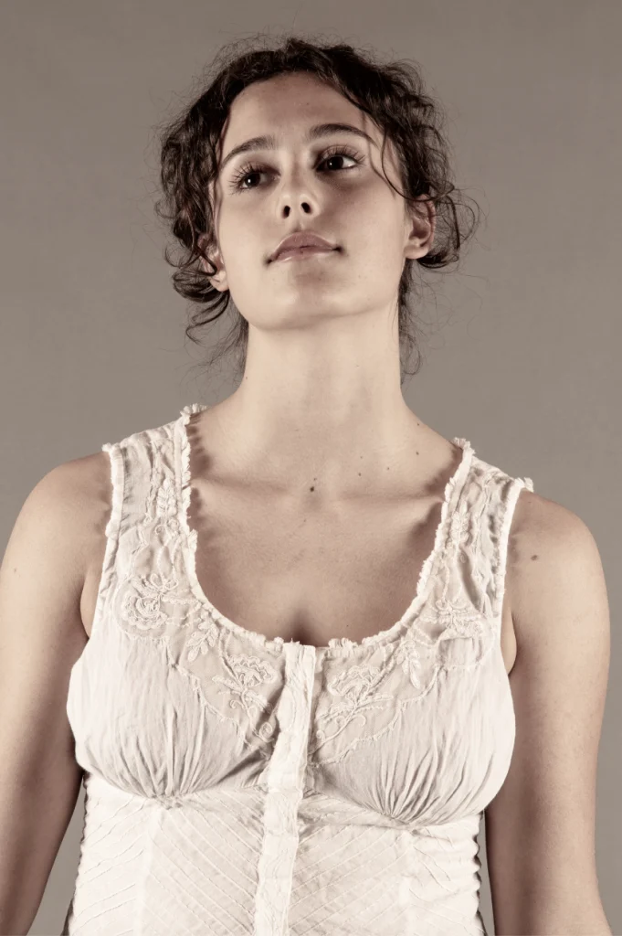 Portrait d'une jeune femme en caraco de dentelle blanche