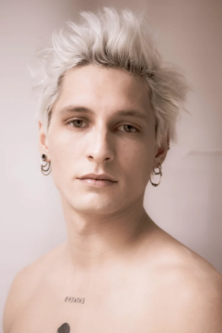 [titre à donner] portraits aux cheveux platine