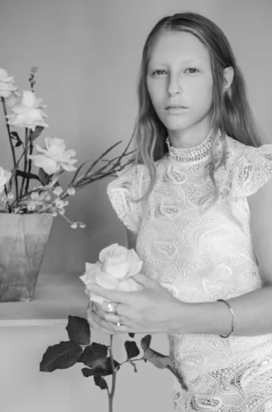 Jeune femme en dentelle tenant des roses, en noir et blanc